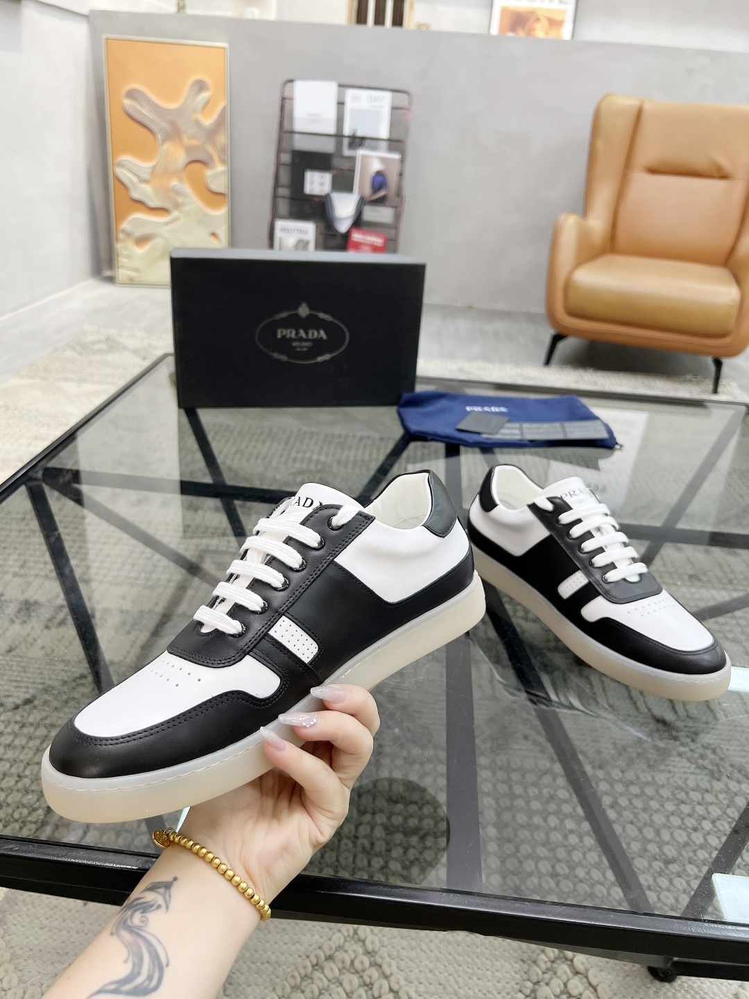  P 🔍顶级代购🇮🇹 普 炸街男神新品休闲鞋专柜同步，鞋面意大利进口牛皮面料，经典版型巧妙拼接工艺，舒适