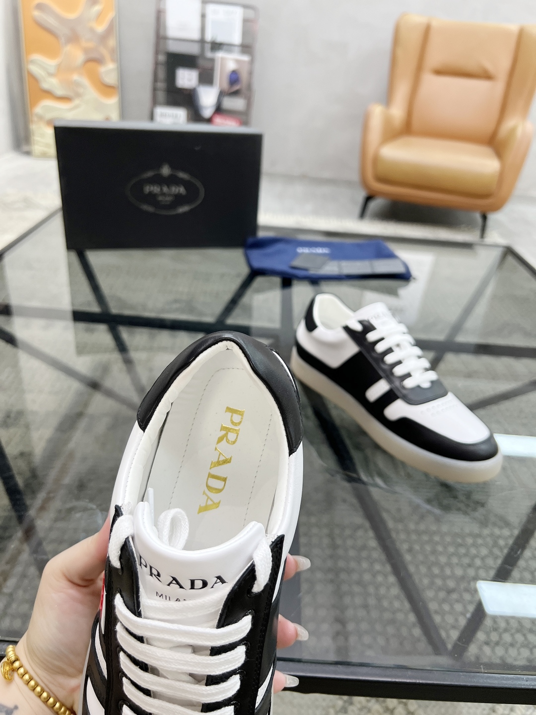  P 🔍顶级代购🇮🇹 普 炸街男神新品休闲鞋专柜同步，鞋面意大利进口牛皮面料，经典版型巧妙拼接工艺，舒适