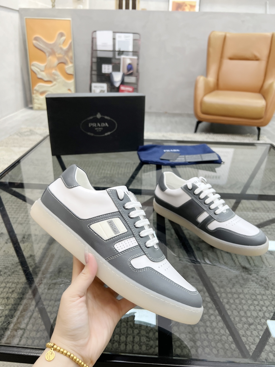  P 🔍顶级代购🇮🇹 普 炸街男神新品休闲鞋专柜同步，鞋面意大利进口牛皮面料，经典版型巧妙拼接工艺，舒适