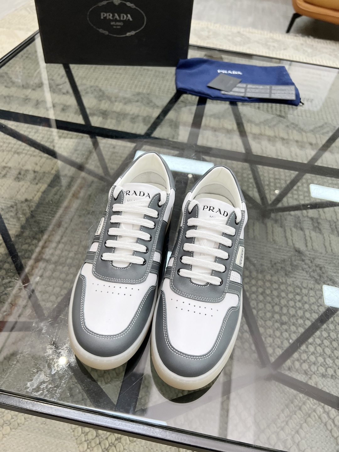  P 🔍顶级代购🇮🇹 普 炸街男神新品休闲鞋专柜同步，鞋面意大利进口牛皮面料，经典版型巧妙拼接工艺，舒适