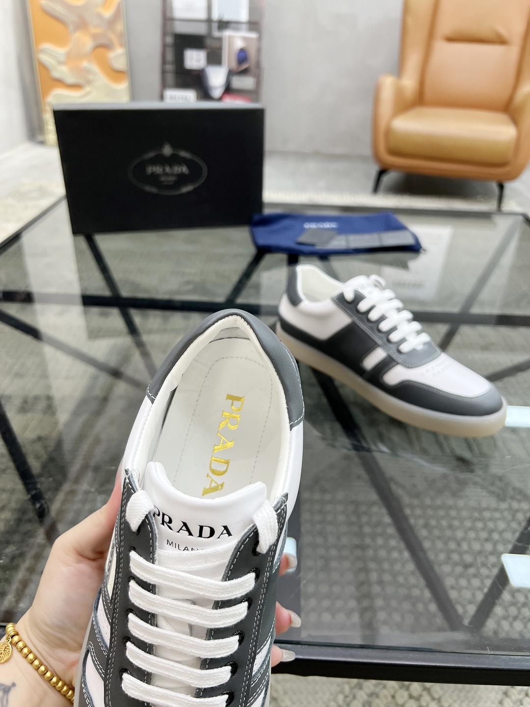  P 🔍顶级代购🇮🇹 普 炸街男神新品休闲鞋专柜同步，鞋面意大利进口牛皮面料，经典版型巧妙拼接工艺，舒适