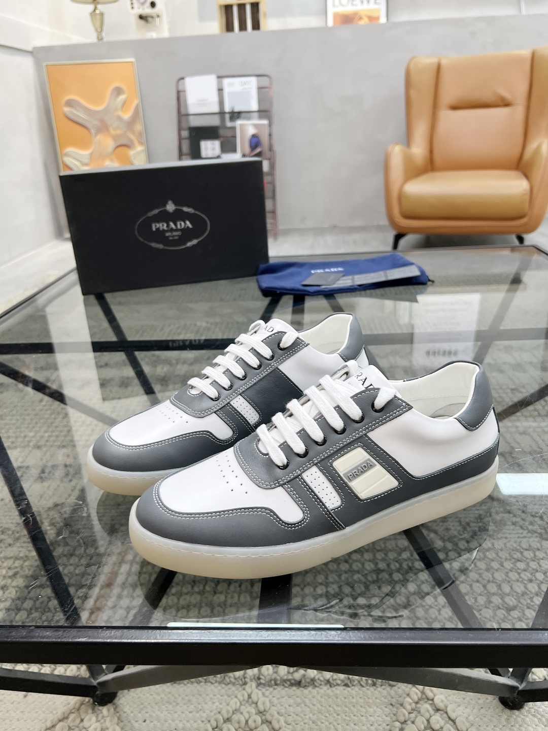  P 🔍顶级代购🇮🇹 普 炸街男神新品休闲鞋专柜同步，鞋面意大利进口牛皮面料，经典版型巧妙拼接工艺，舒适