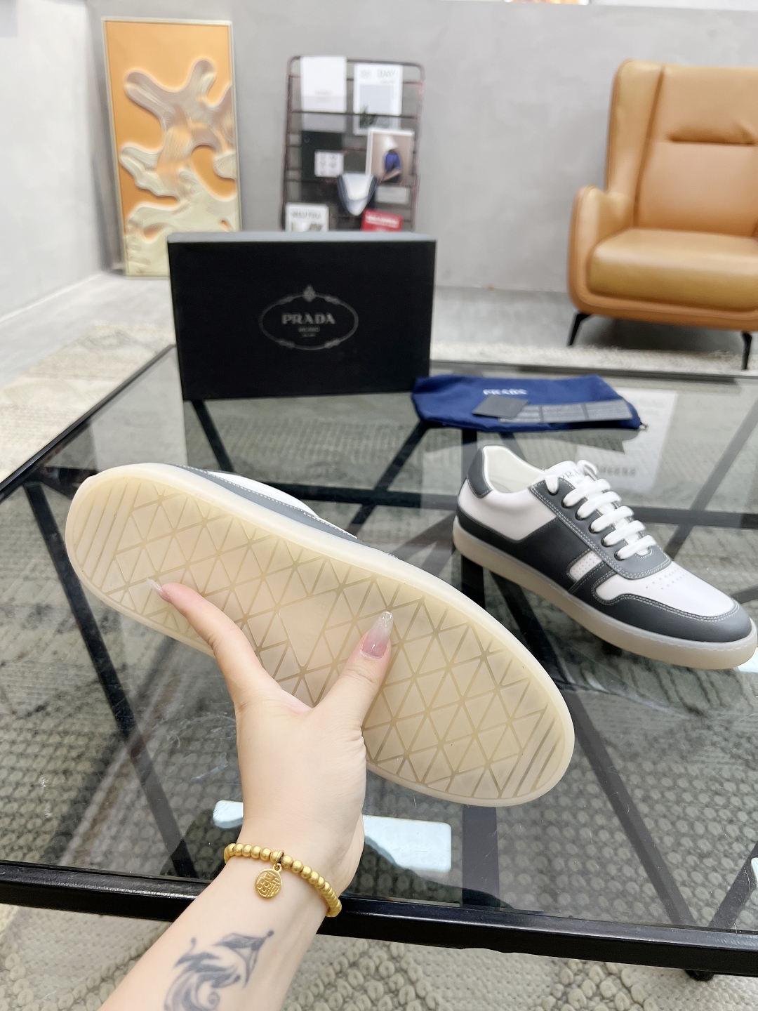  P 🔍顶级代购🇮🇹 普 炸街男神新品休闲鞋专柜同步，鞋面意大利进口牛皮面料，经典版型巧妙拼接工艺，舒适