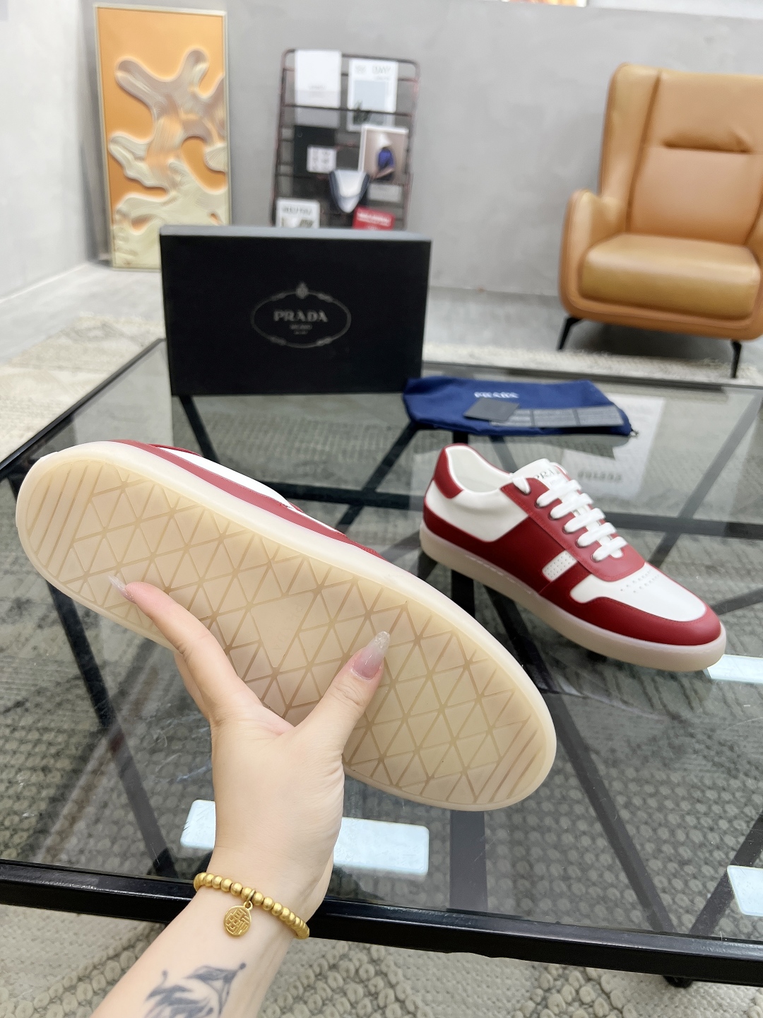 P 🔍顶级代购🇮🇹 普 炸街男神新品休闲鞋专柜同步，鞋面意大利进口牛皮面料，经典版型巧妙拼接工艺，舒适