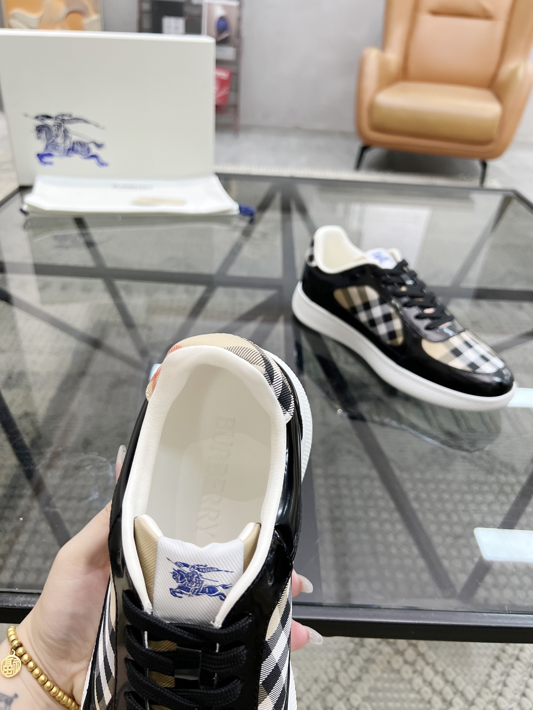 B 🔍顶级代购🇮🇹 巴 炸街男神新品来袭，超人气爆款专柜新款，原厂配置意大利进口牛皮搭配格子布面料，高