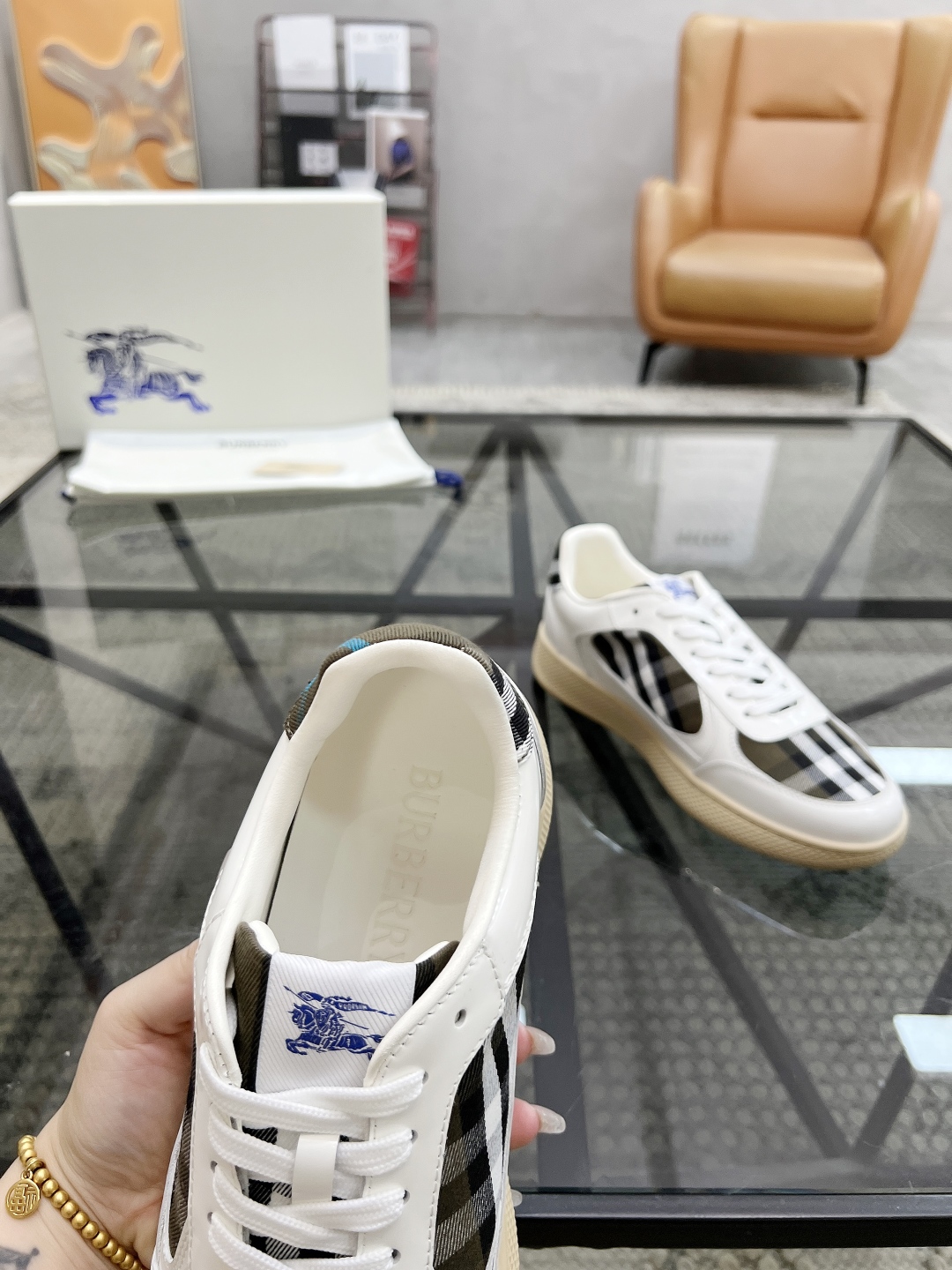  B 🔍顶级代购🇮🇹 巴 炸街男神新品来袭，超人气爆款专柜新款，原厂配置意大利进口牛皮搭配格子布面料，高