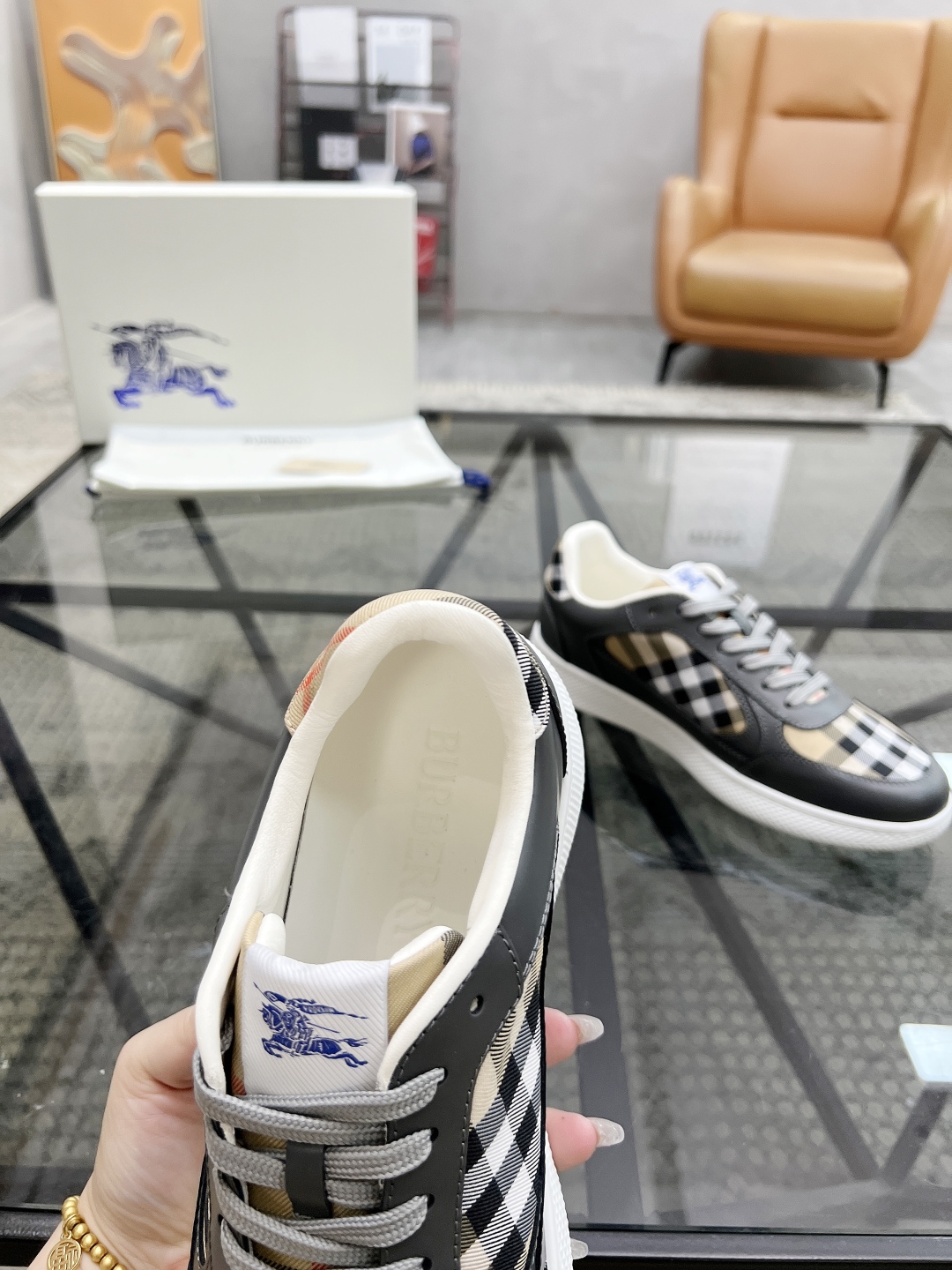  B 🔍顶级代购🇮🇹 巴 炸街男神新品来袭，超人气爆款专柜新款，原厂配置意大利进口牛皮搭配格子布面料，高