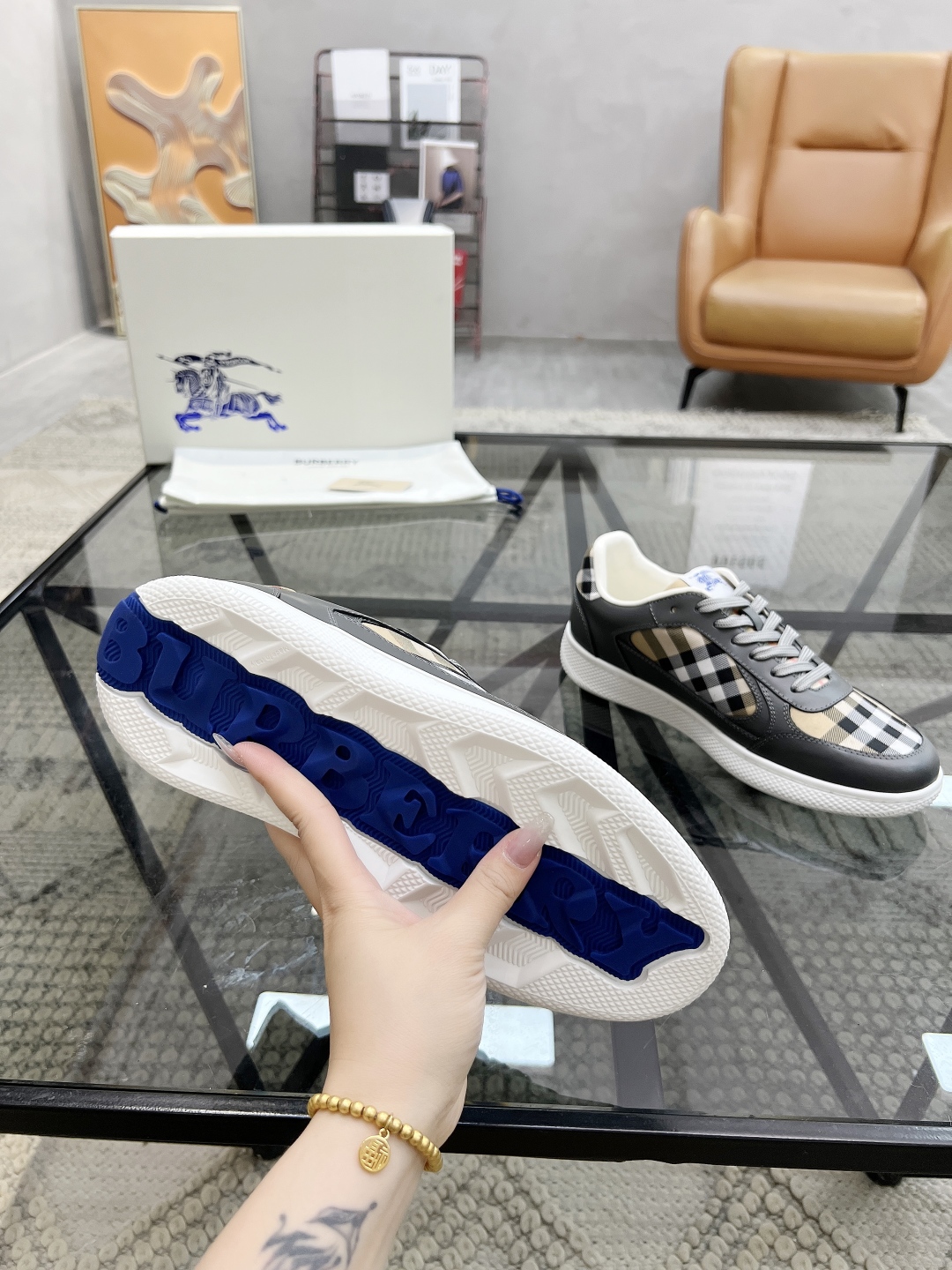  B 🔍顶级代购🇮🇹 巴 炸街男神新品来袭，超人气爆款专柜新款，原厂配置意大利进口牛皮搭配格子布面料，高