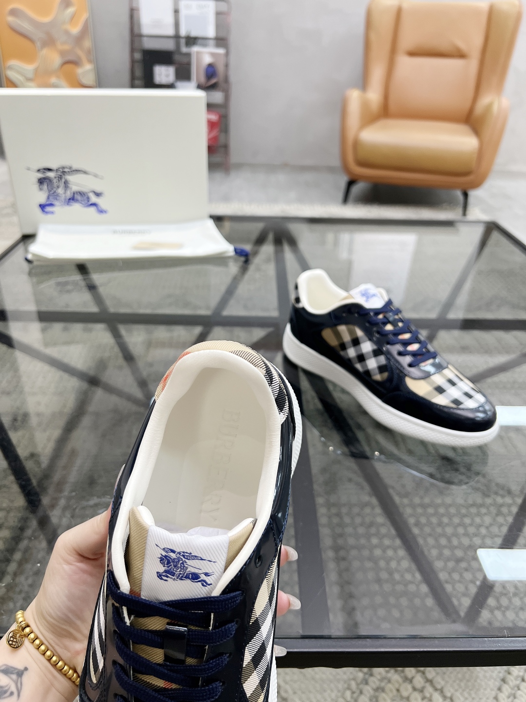  B 🔍顶级代购🇮🇹 巴 炸街男神新品来袭，超人气爆款专柜新款，原厂配置意大利进口牛皮搭配格子布面料，高