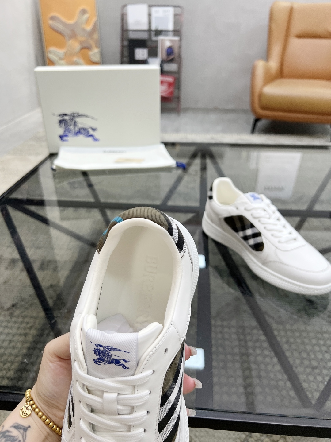  B 🔍顶级代购🇮🇹 巴 炸街男神新品来袭，超人气爆款专柜新款，原厂配置意大利进口牛皮搭配格子布面料，高
