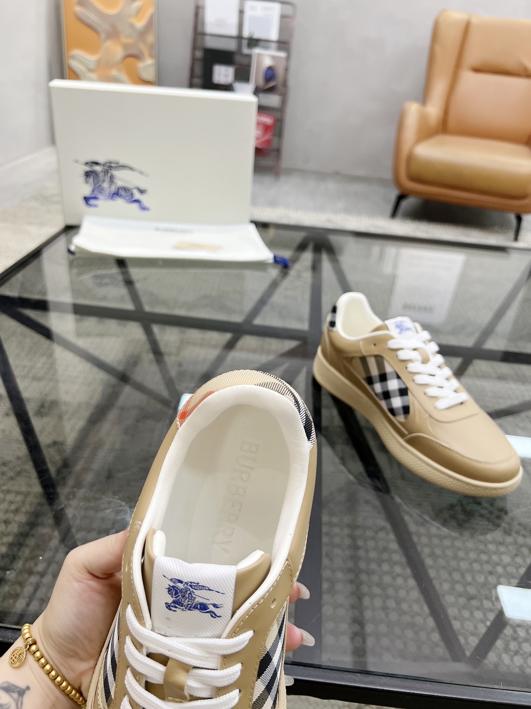  B 🔍顶级代购🇮🇹 巴 炸街男神新品来袭，超人气爆款专柜新款，原厂配置意大利进口牛皮搭配格子布面料，高