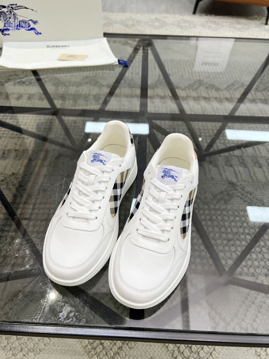  B 🔍顶级代购🇮🇹 巴 炸街男神新品来袭，超人气爆款专柜新款，原厂配置意大利进口牛皮搭配格子布面料，高
