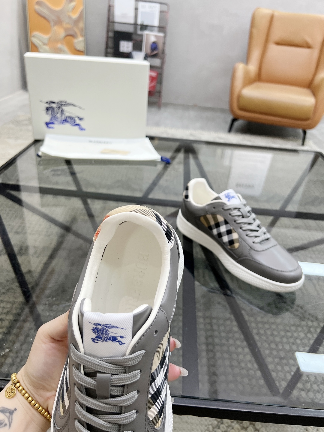  B 🔍顶级代购🇮🇹 巴 炸街男神新品来袭，超人气爆款专柜新款，原厂配置意大利进口牛皮搭配格子布面料，高