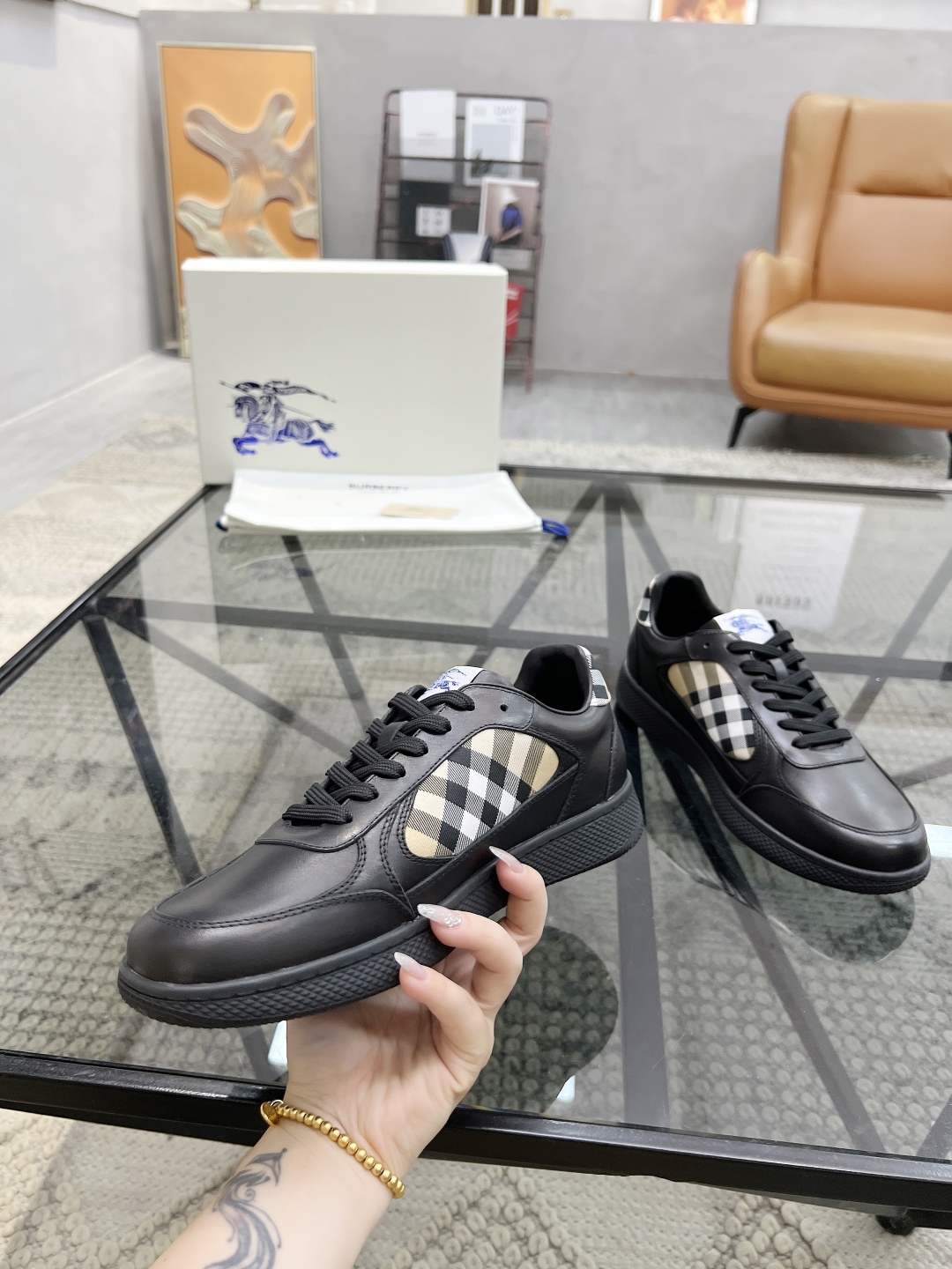  B 🔍顶级代购🇮🇹 巴 炸街男神新品来袭，超人气爆款专柜新款，原厂配置意大利进口牛皮搭配格子布面料，高