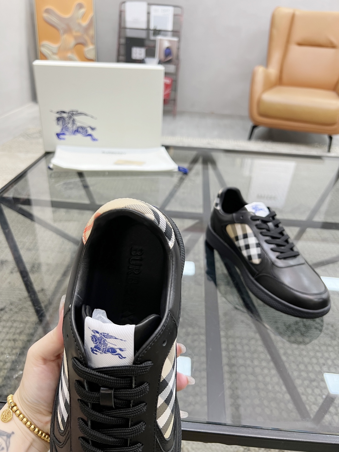  B 🔍顶级代购🇮🇹 巴 炸街男神新品来袭，超人气爆款专柜新款，原厂配置意大利进口牛皮搭配格子布面料，高