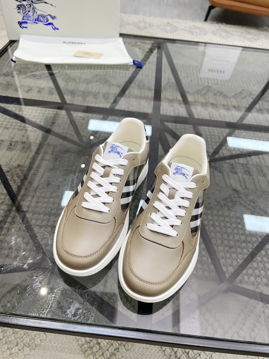  B 🔍顶级代购🇮🇹 巴 炸街男神新品来袭，超人气爆款专柜新款，原厂配置意大利进口牛皮搭配格子布面料，高