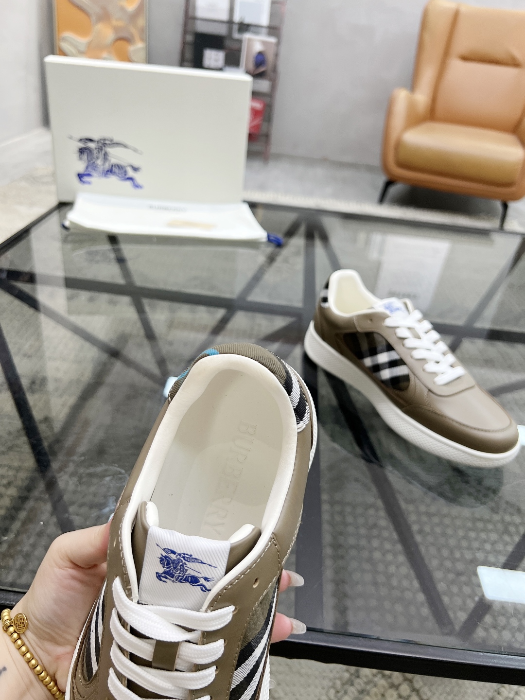  B 🔍顶级代购🇮🇹 巴 炸街男神新品来袭，超人气爆款专柜新款，原厂配置意大利进口牛皮搭配格子布面料，高