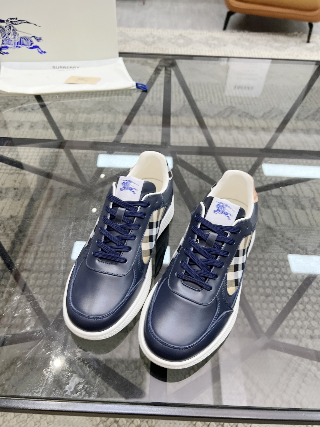 B 🔍顶级代购🇮🇹 巴 炸街男神新品来袭，超人气爆款专柜新款，原厂配置意大利进口牛皮搭配格子布面料，高