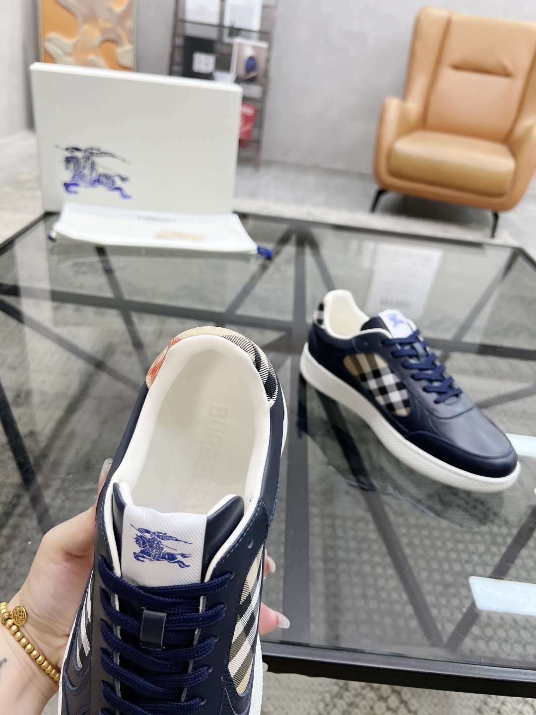  B 🔍顶级代购🇮🇹 巴 炸街男神新品来袭，超人气爆款专柜新款，原厂配置意大利进口牛皮搭配格子布面料，高