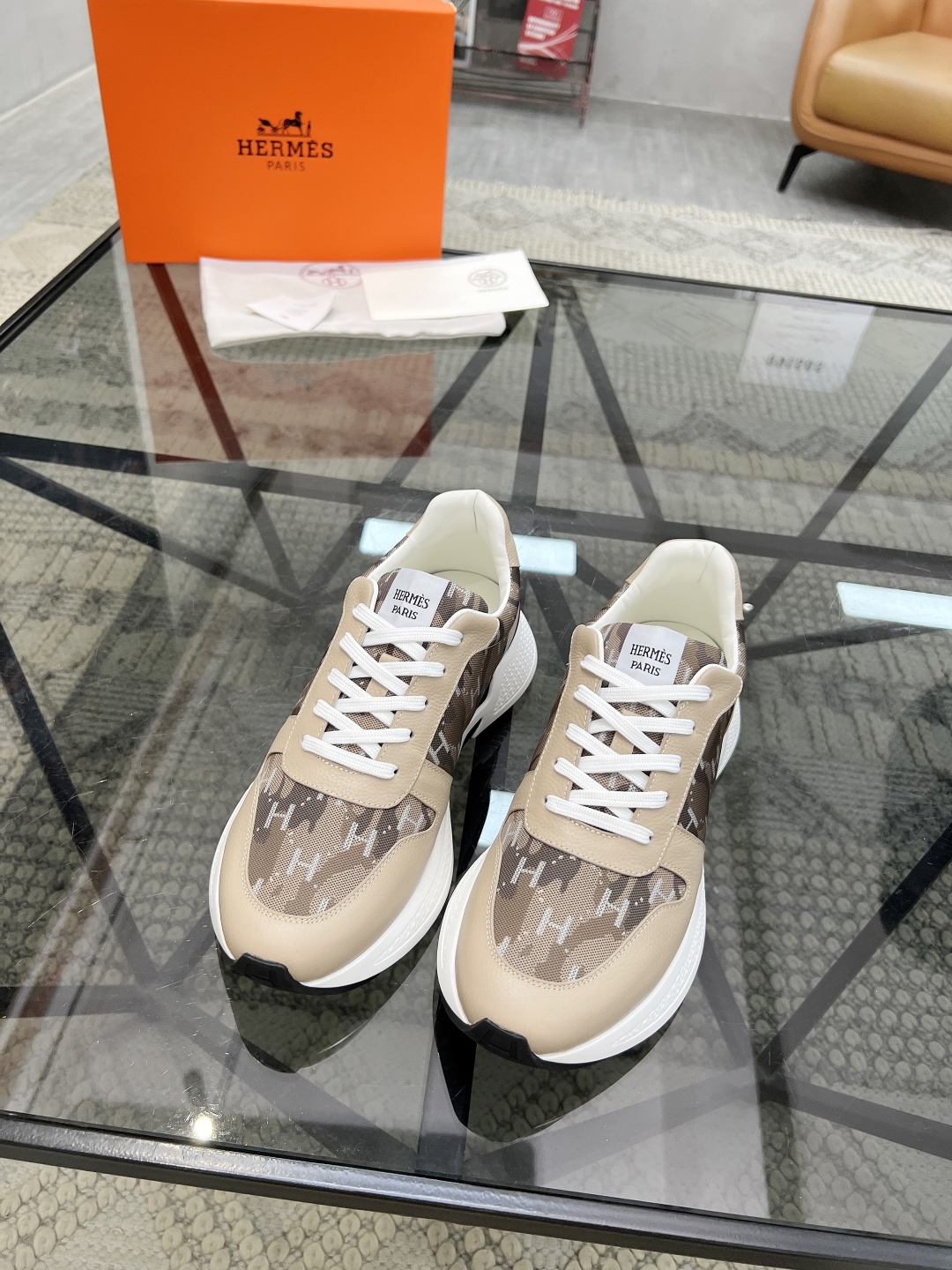  H 🔍顶级代购🇮🇹 爱 炸街男神运动鞋新品来袭专柜同步发售原厂配置，意大利进口原版牛皮搭配印花布面料，