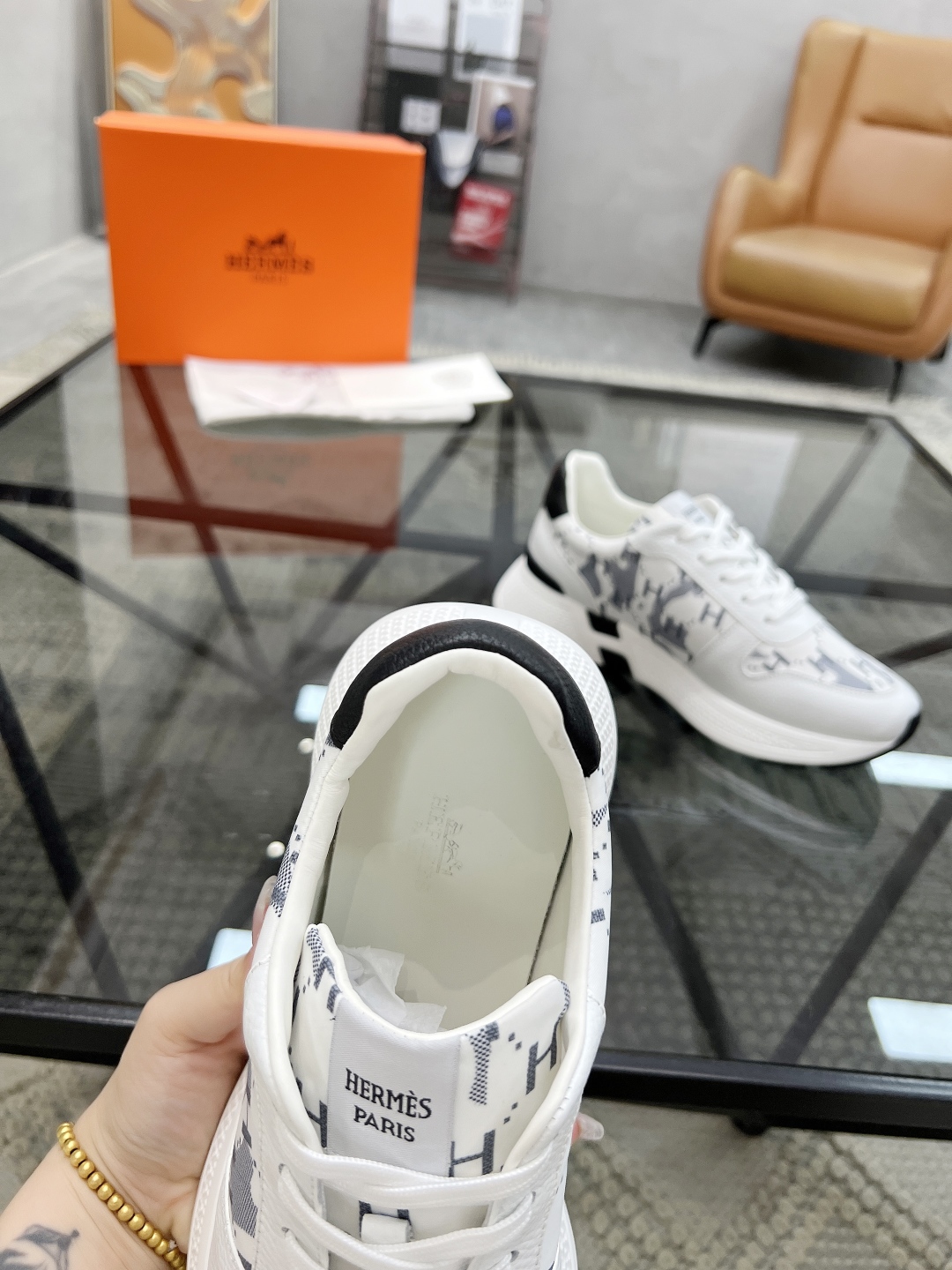  H 🔍顶级代购🇮🇹 爱 炸街男神运动鞋新品来袭专柜同步发售原厂配置，意大利进口原版牛皮搭配印花布面料，