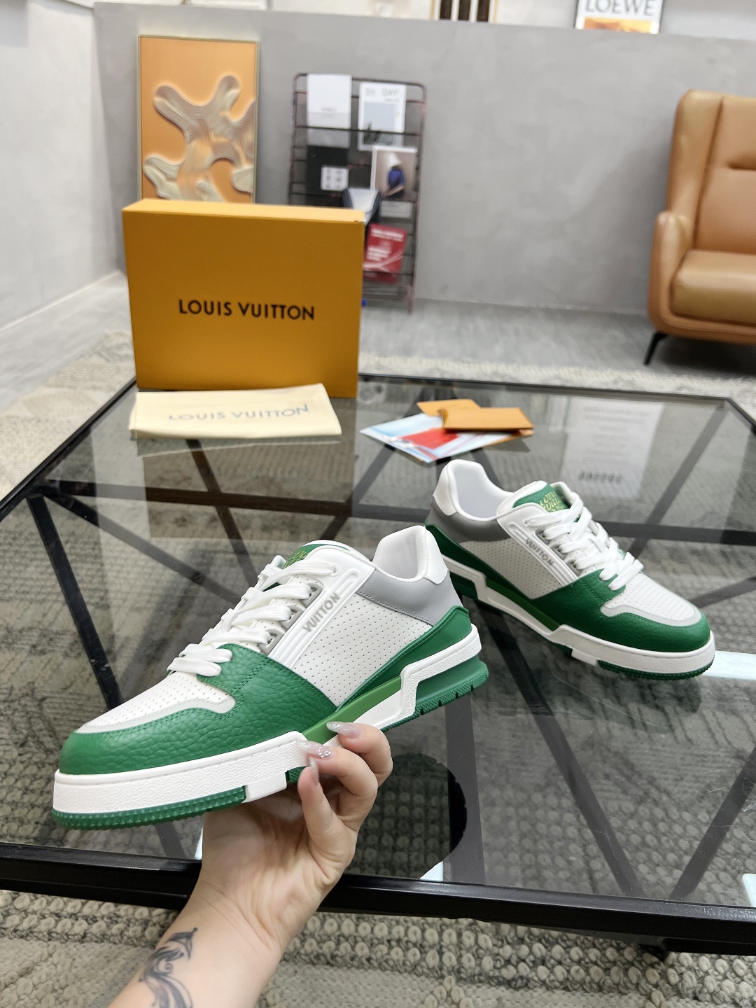  L 🔍顶级代购🇮🇹 路 炸街男神新品来袭，男士超人气运动爆款专柜新款，原厂配置意大利进口牛皮面料，复杂