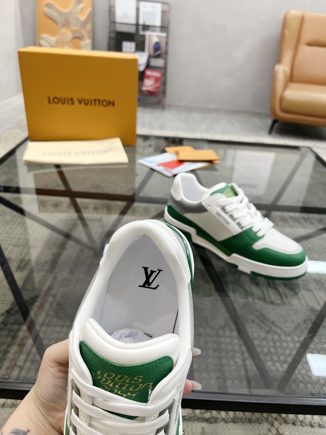  L 🔍顶级代购🇮🇹 路 炸街男神新品来袭，男士超人气运动爆款专柜新款，原厂配置意大利进口牛皮面料，复杂
