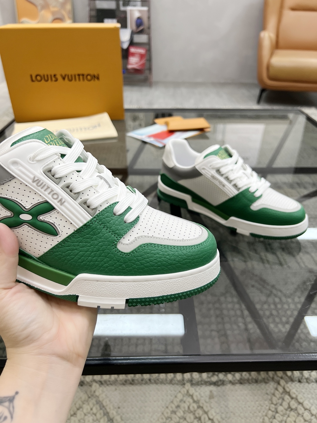  L 🔍顶级代购🇮🇹 路 炸街男神新品来袭，男士超人气运动爆款专柜新款，原厂配置意大利进口牛皮面料，复杂