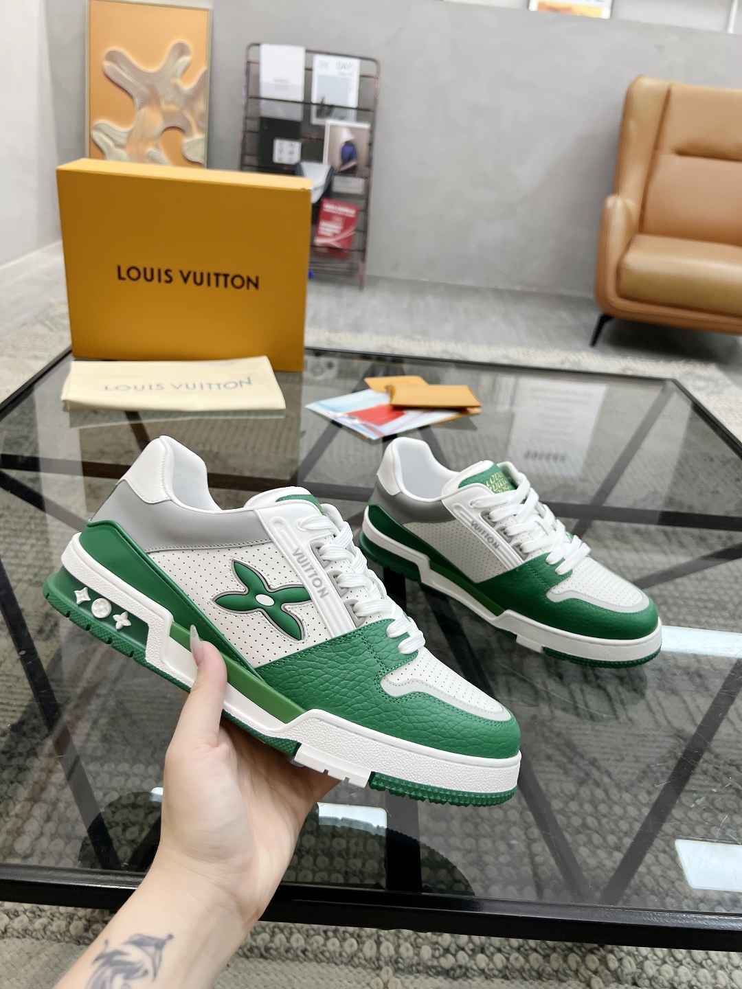  L 🔍顶级代购🇮🇹 路 炸街男神新品来袭，男士超人气运动爆款专柜新款，原厂配置意大利进口牛皮面料，复杂
