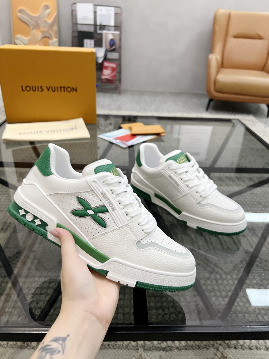  L 🔍顶级代购🇮🇹 路 炸街男神新品来袭，男士超人气运动爆款专柜新款，原厂配置意大利进口牛皮面料，复杂