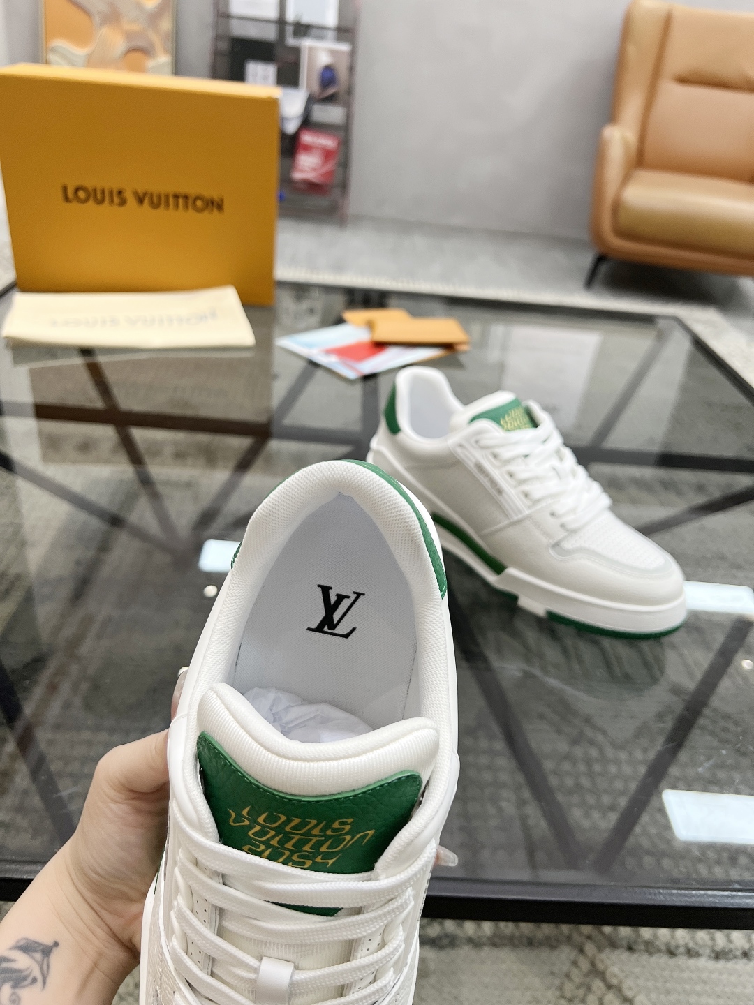  L 🔍顶级代购🇮🇹 路 炸街男神新品来袭，男士超人气运动爆款专柜新款，原厂配置意大利进口牛皮面料，复杂