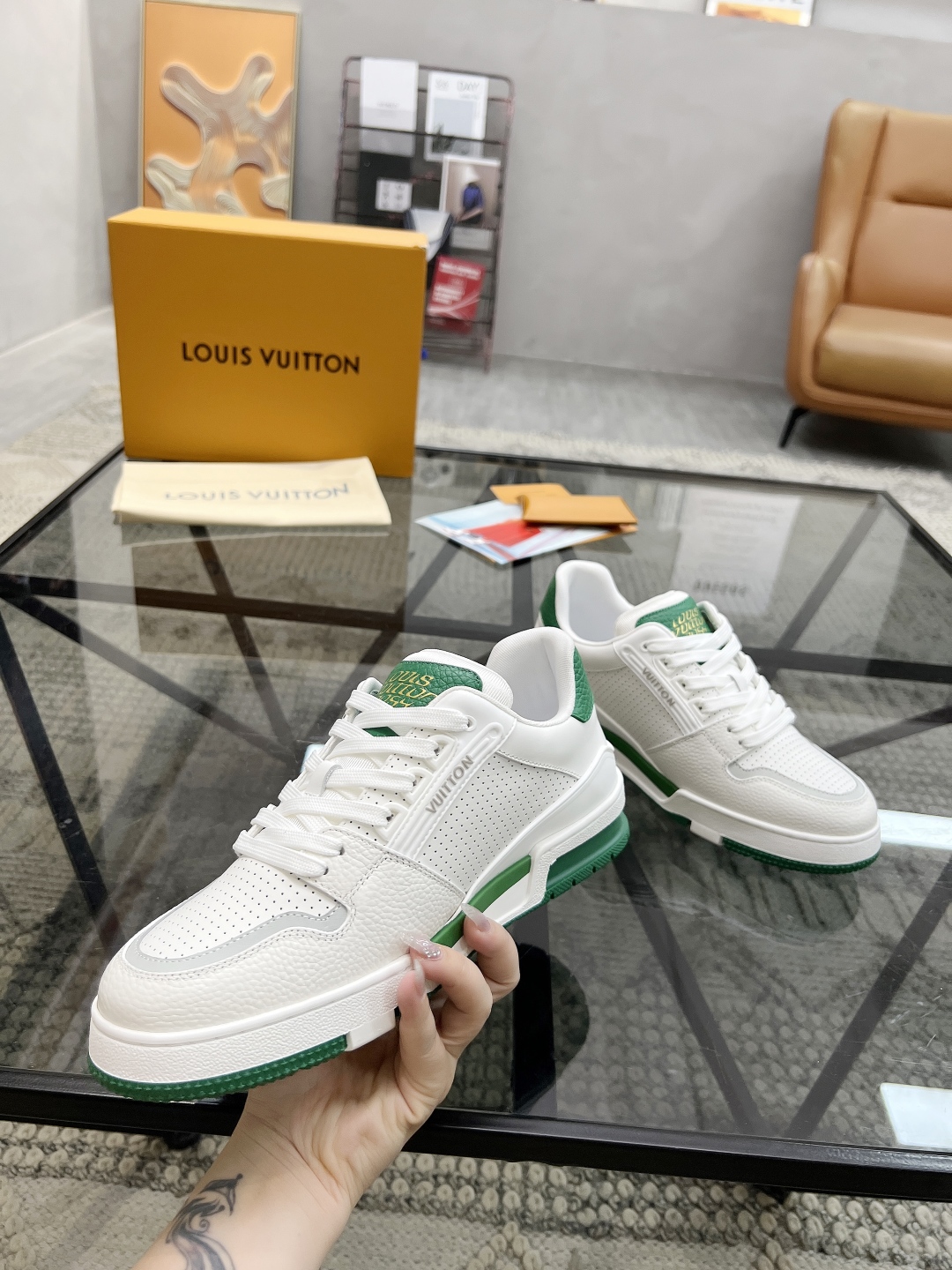  L 🔍顶级代购🇮🇹 路 炸街男神新品来袭，男士超人气运动爆款专柜新款，原厂配置意大利进口牛皮面料，复杂