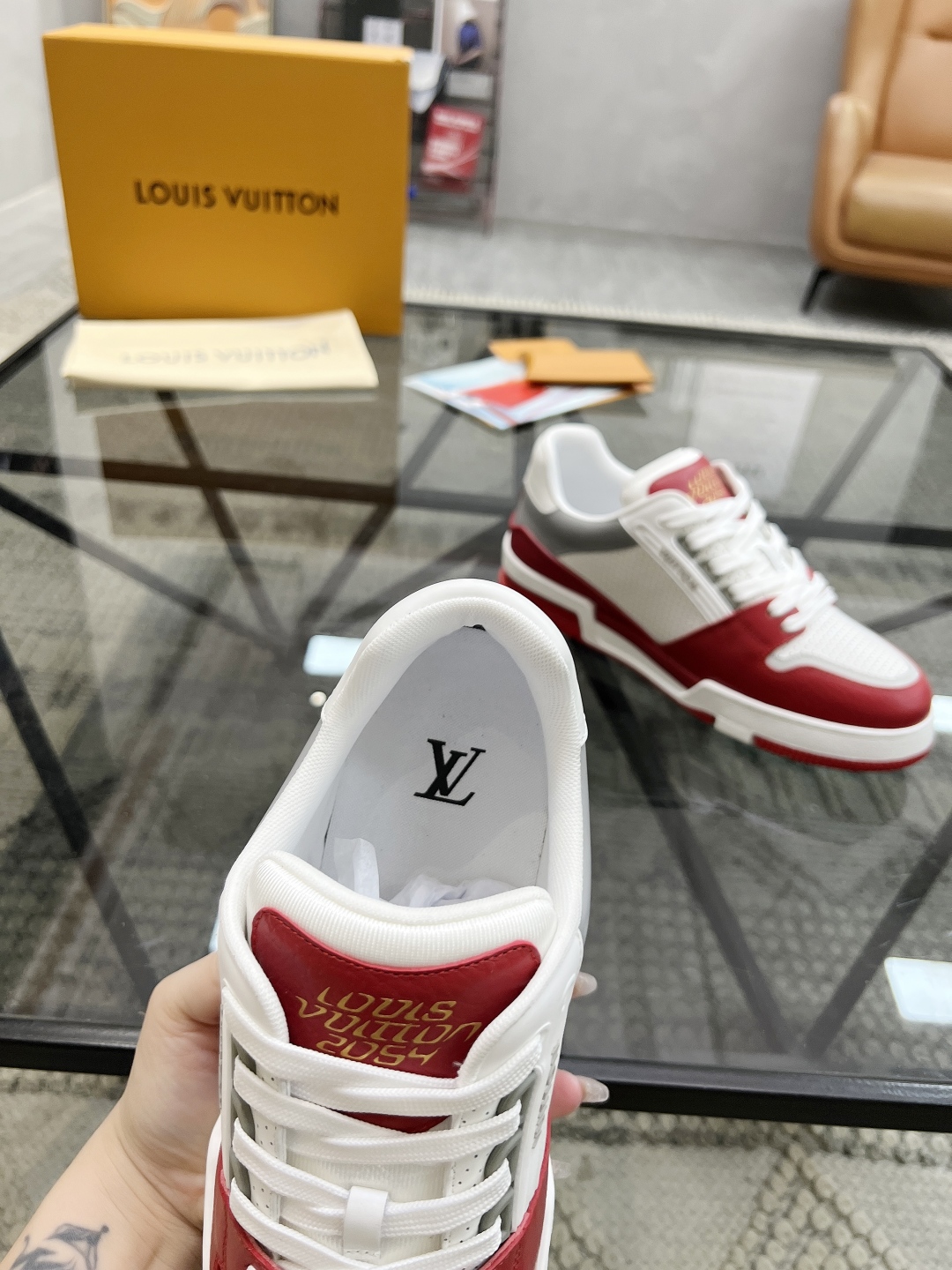  L 🔍顶级代购🇮🇹 路 炸街男神新品来袭，男士超人气运动爆款专柜新款，原厂配置意大利进口牛皮面料，复杂