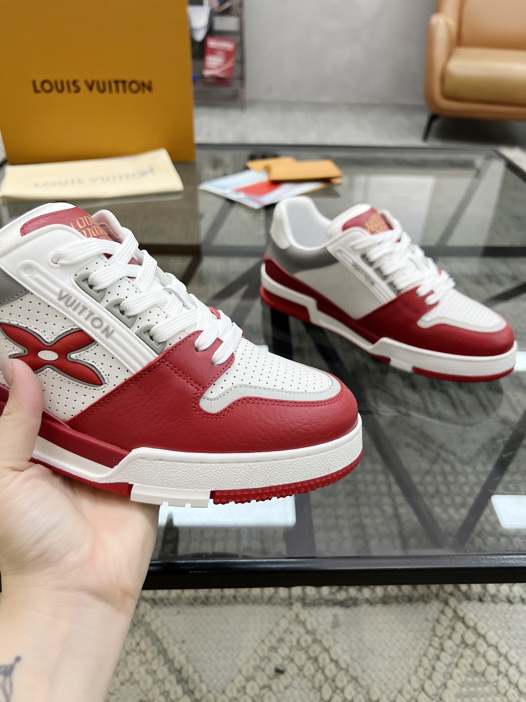  L 🔍顶级代购🇮🇹 路 炸街男神新品来袭，男士超人气运动爆款专柜新款，原厂配置意大利进口牛皮面料，复杂