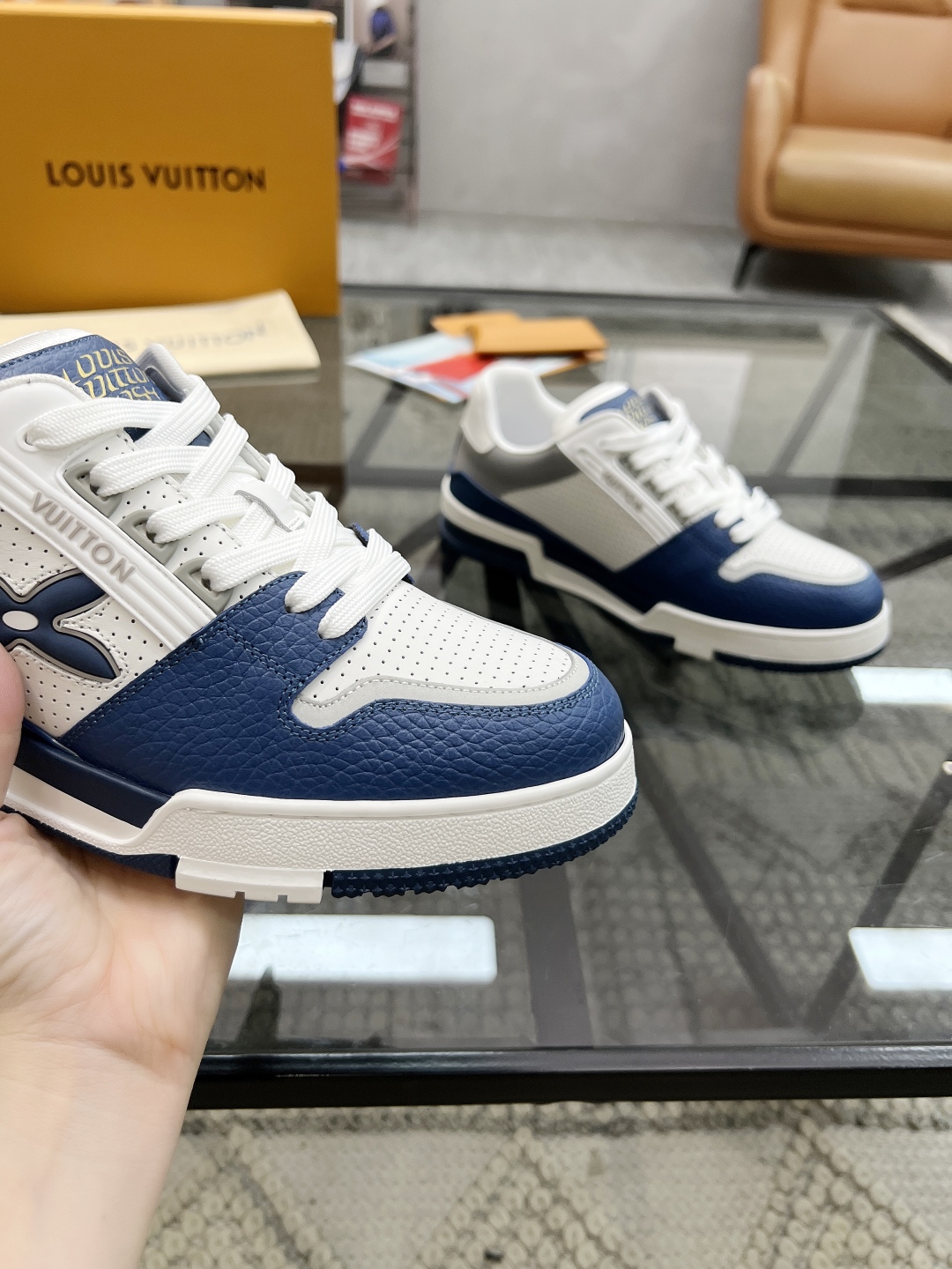  L 🔍顶级代购🇮🇹 路 炸街男神新品来袭，男士超人气运动爆款专柜新款，原厂配置意大利进口牛皮面料，复杂