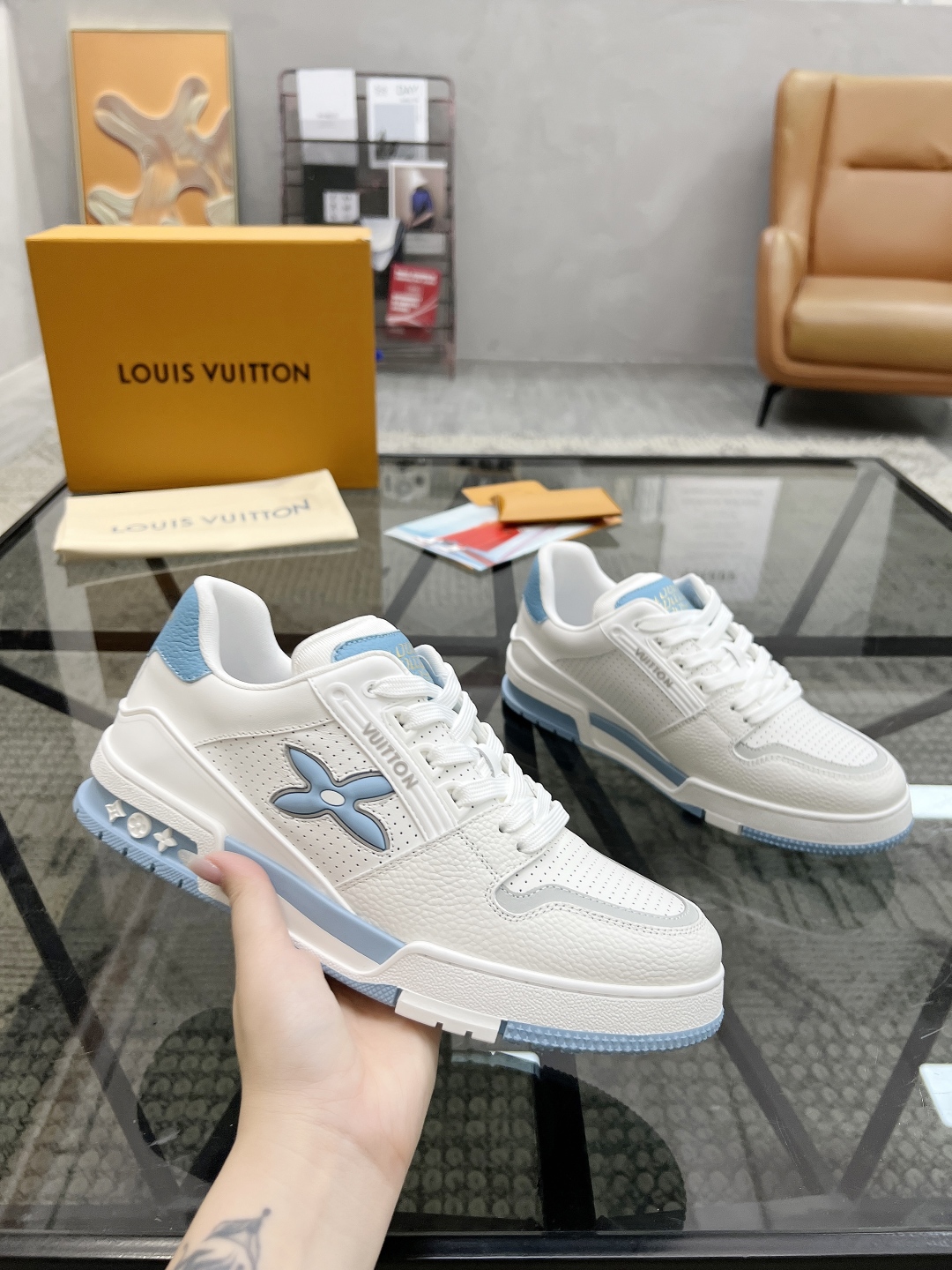  L 🔍顶级代购🇮🇹 路 炸街男神新品来袭，男士超人气运动爆款专柜新款，原厂配置意大利进口牛皮面料，复杂