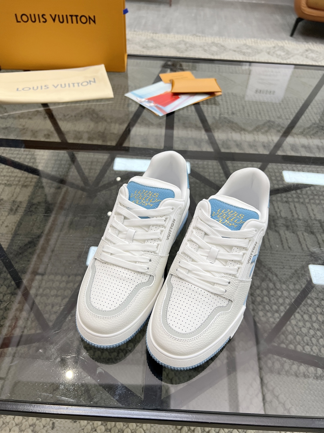  L 🔍顶级代购🇮🇹 路 炸街男神新品来袭，男士超人气运动爆款专柜新款，原厂配置意大利进口牛皮面料，复杂