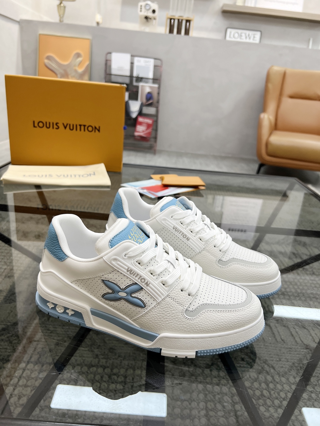  L 🔍顶级代购🇮🇹 路 炸街男神新品来袭，男士超人气运动爆款专柜新款，原厂配置意大利进口牛皮面料，复杂
