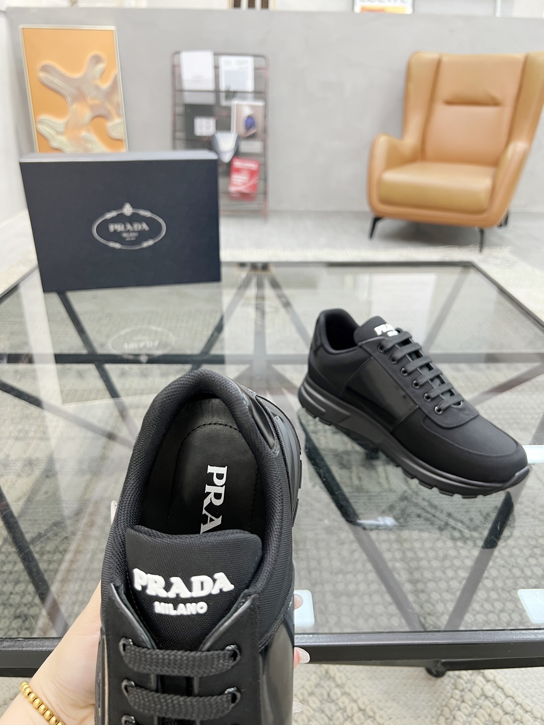  P 🔍顶级代购🇮🇹 普 炸街男神新品休闲鞋专柜同步，鞋面意大利进口牛皮搭配布面料，经典版型巧妙拼接工艺