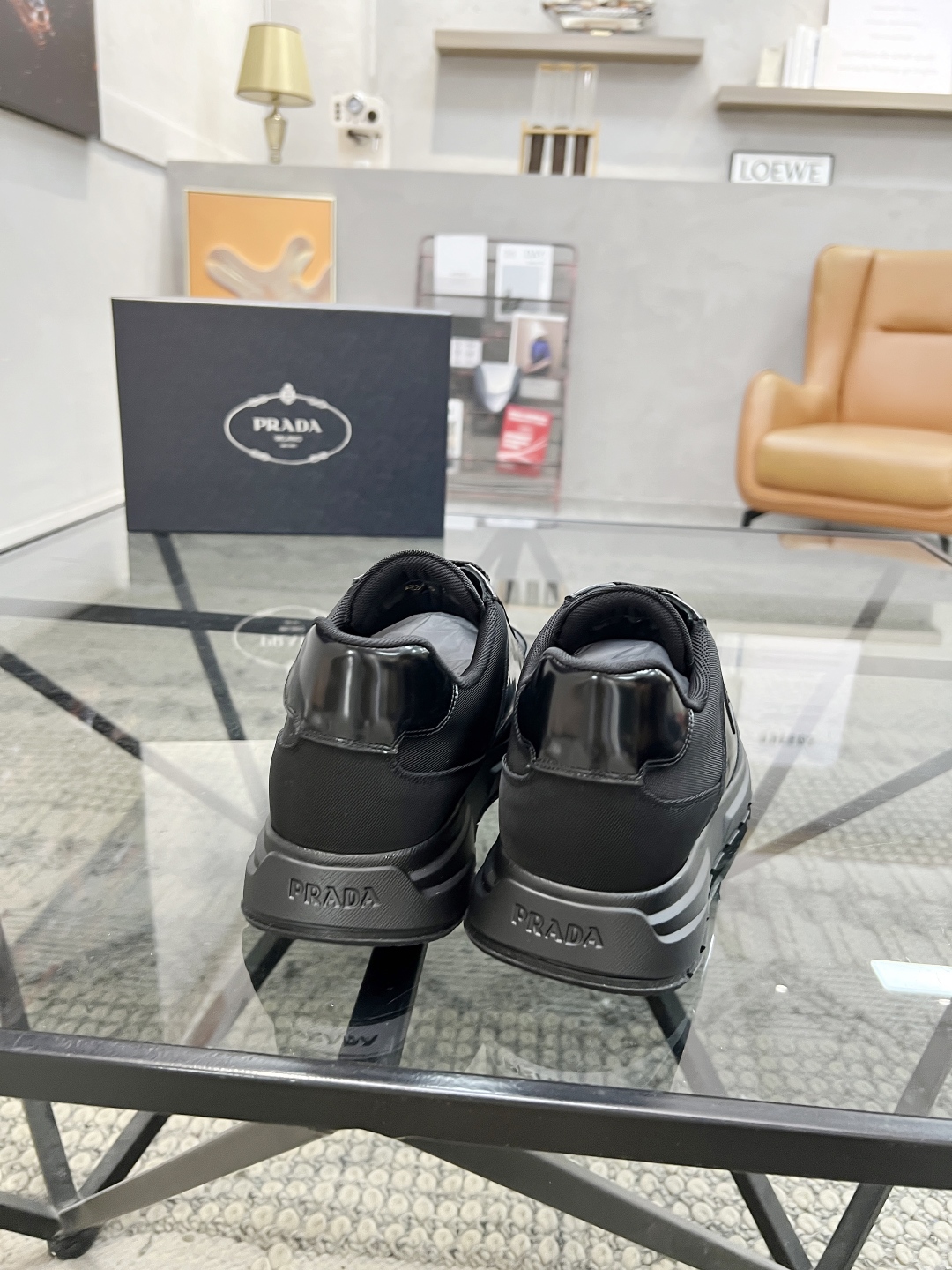  P 🔍顶级代购🇮🇹 普 炸街男神新品休闲鞋专柜同步，鞋面意大利进口牛皮搭配布面料，经典版型巧妙拼接工艺