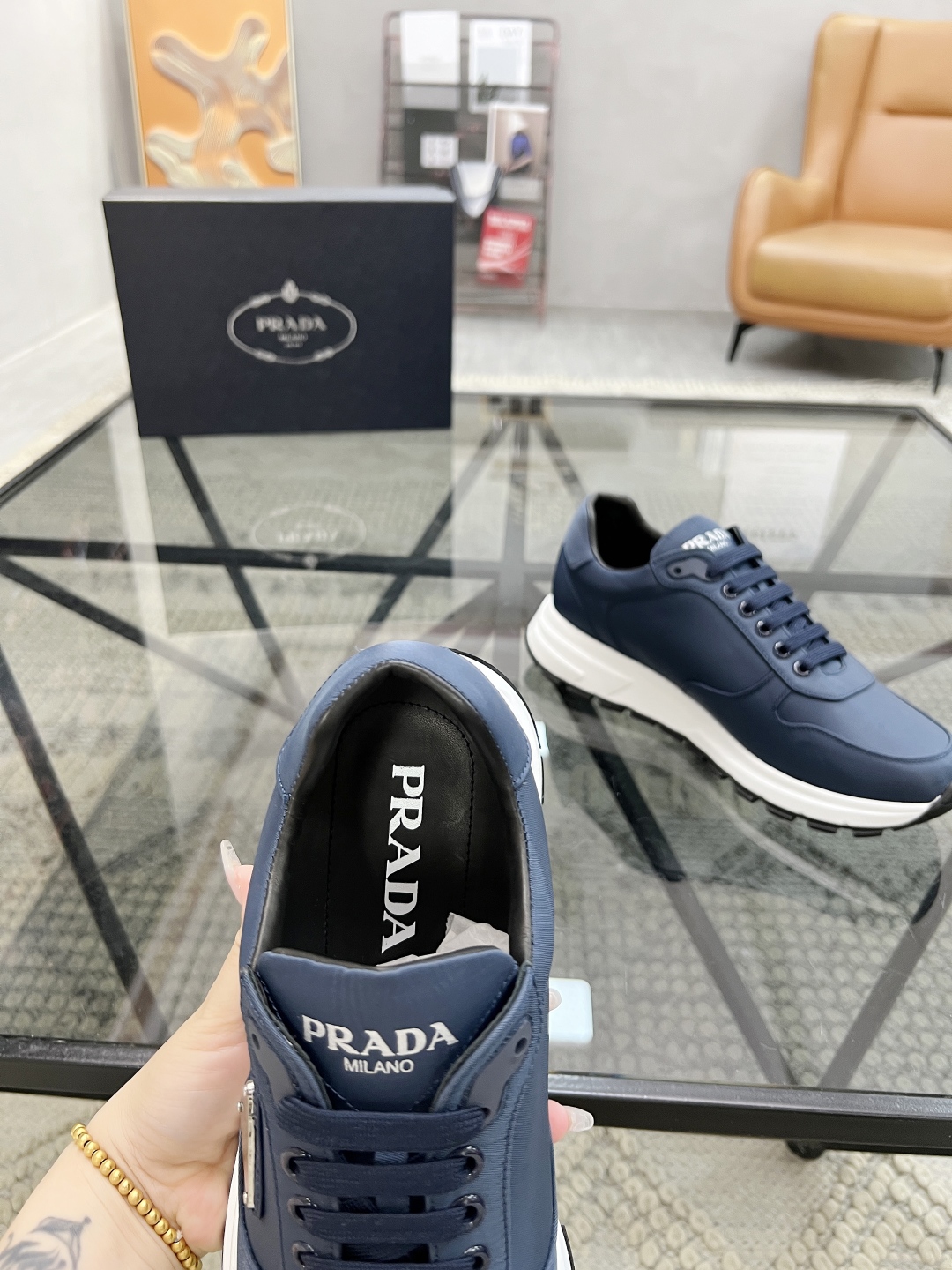  P 🔍顶级代购🇮🇹 普 炸街男神新品休闲鞋专柜同步，鞋面意大利进口牛皮搭配布面料，经典版型巧妙拼接工艺