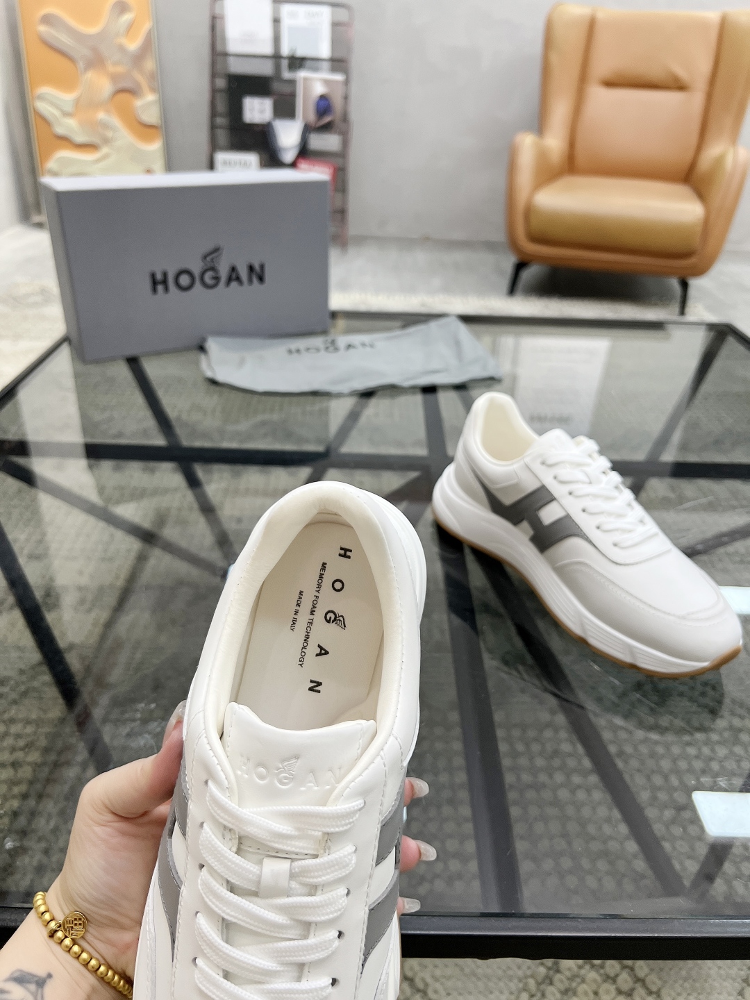  H 🔍顶级代购🇮🇹 霍 炸街男神新品来袭，超人气爆款专柜新款，原厂配置意大利进口牛皮面料，高品质复杂拼