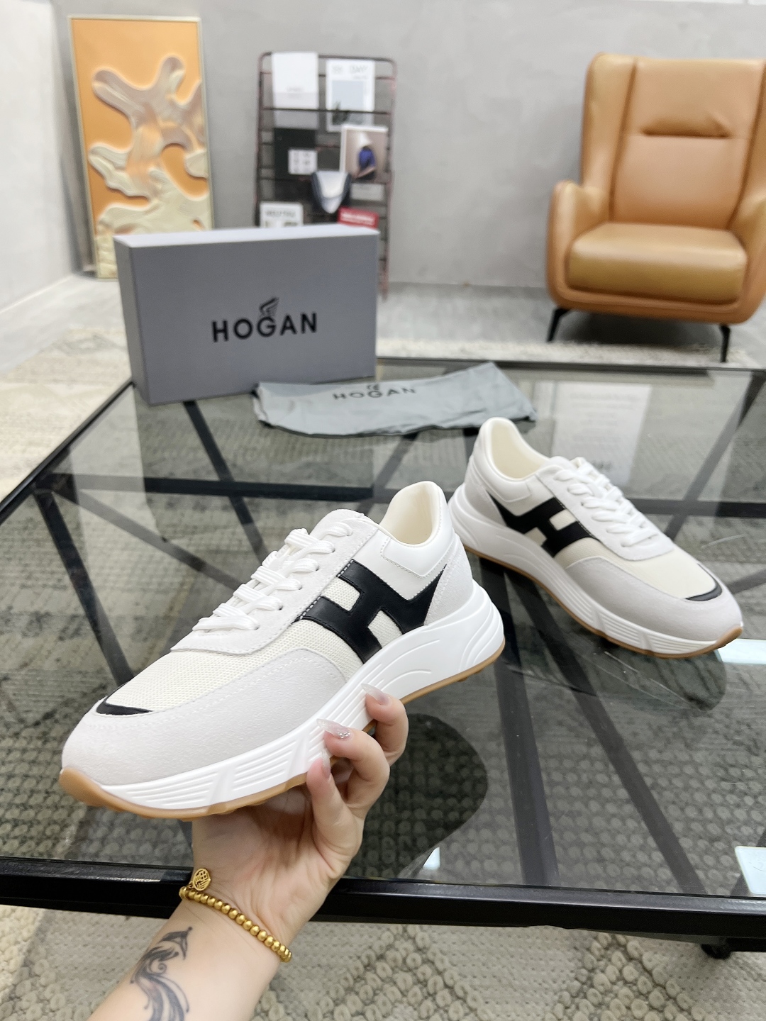  H 🔍顶级代购🇮🇹 霍 炸街男神新品来袭，超人气爆款专柜新款，原厂配置意大利进口牛皮搭配网布面料，高品