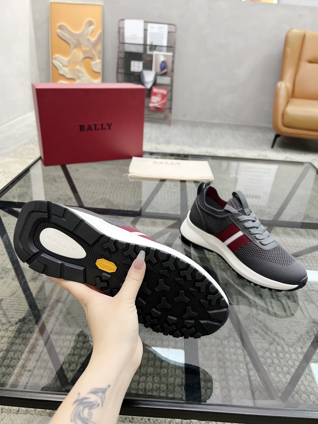  B 🔍顶级代购🇮🇹 巴 炸街男神新品运动鞋专柜同步发售原厂配置，意大利进口原版飞织面料，经典透气舒适，