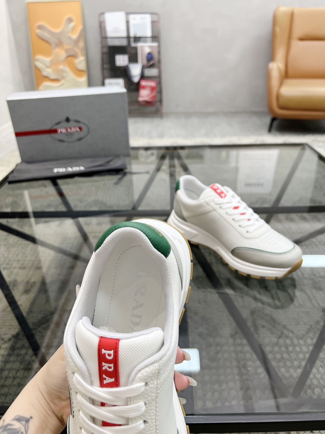  P 🔍顶级代购🇮🇹 普 炸街男神新品来袭，超人气爆款专柜新款，原厂配置意大利进口牛皮面料，高品质复杂拼