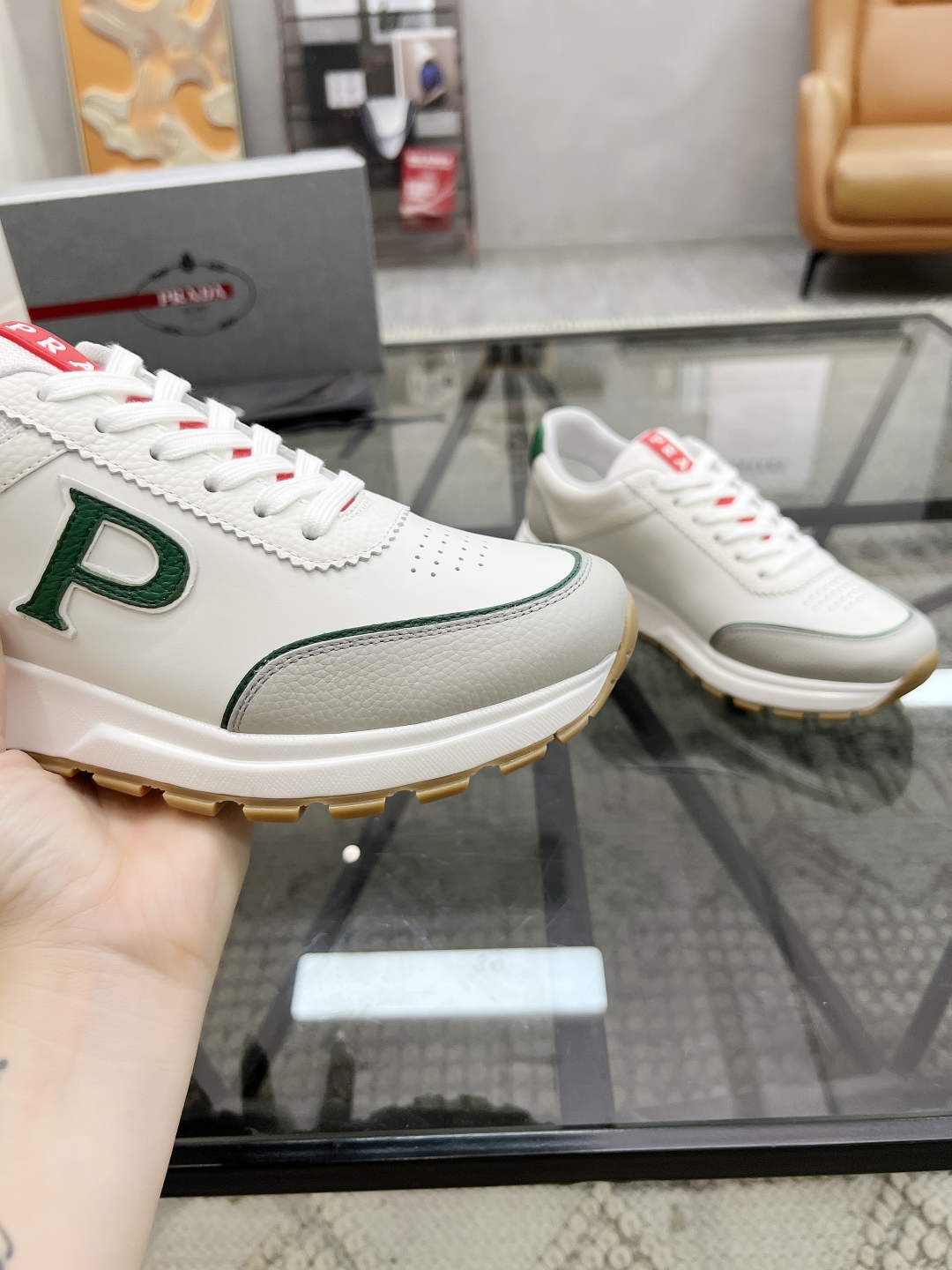  P 🔍顶级代购🇮🇹 普 炸街男神新品来袭，超人气爆款专柜新款，原厂配置意大利进口牛皮面料，高品质复杂拼