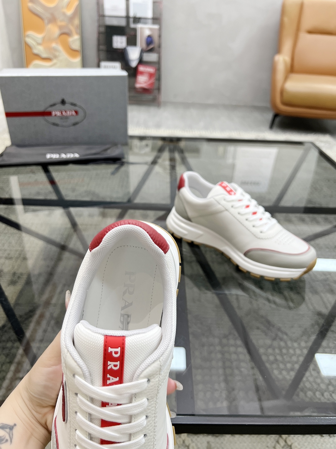  P 🔍顶级代购🇮🇹 普 炸街男神新品来袭，超人气爆款专柜新款，原厂配置意大利进口牛皮面料，高品质复杂拼