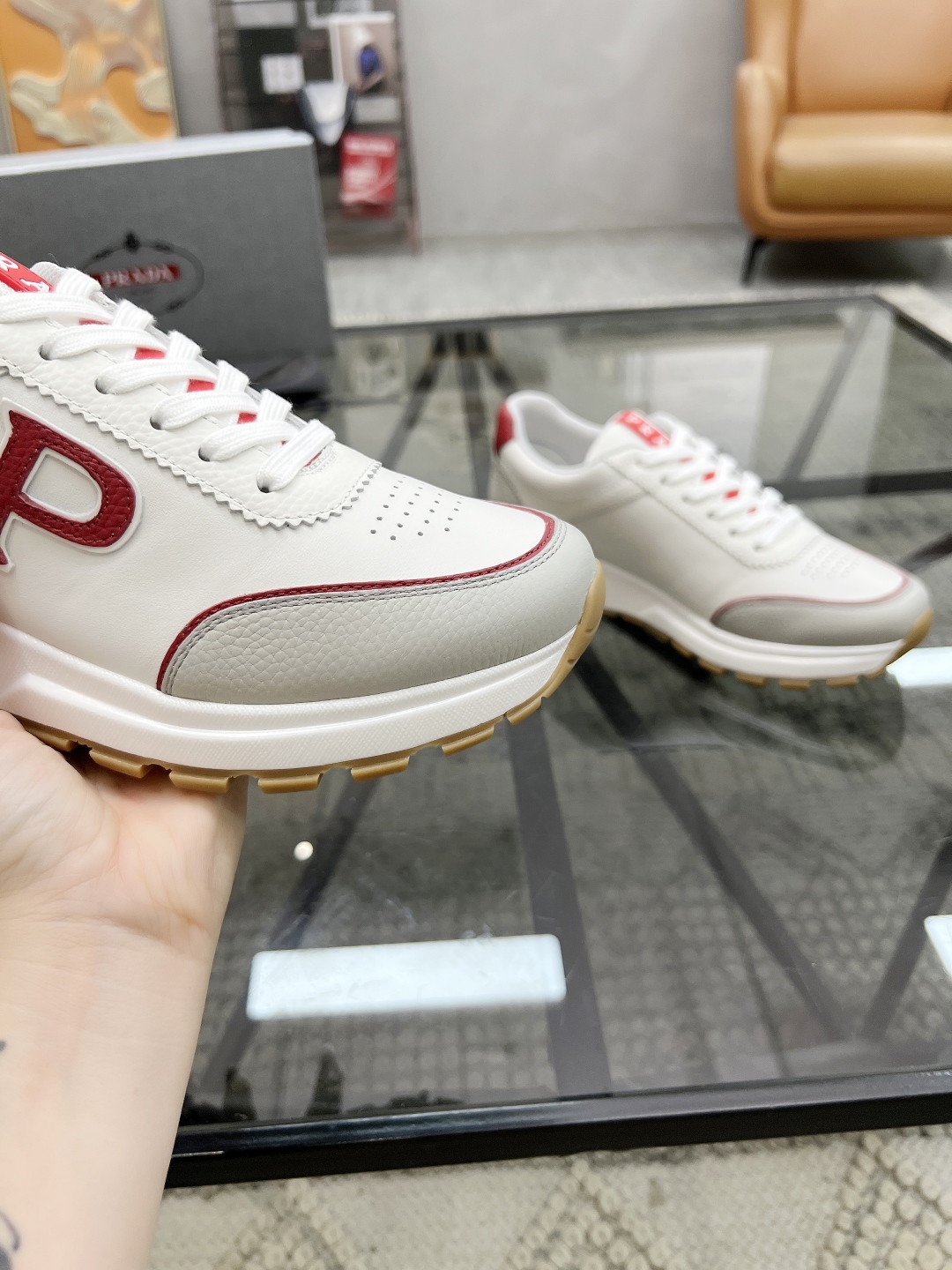  P 🔍顶级代购🇮🇹 普 炸街男神新品来袭，超人气爆款专柜新款，原厂配置意大利进口牛皮面料，高品质复杂拼