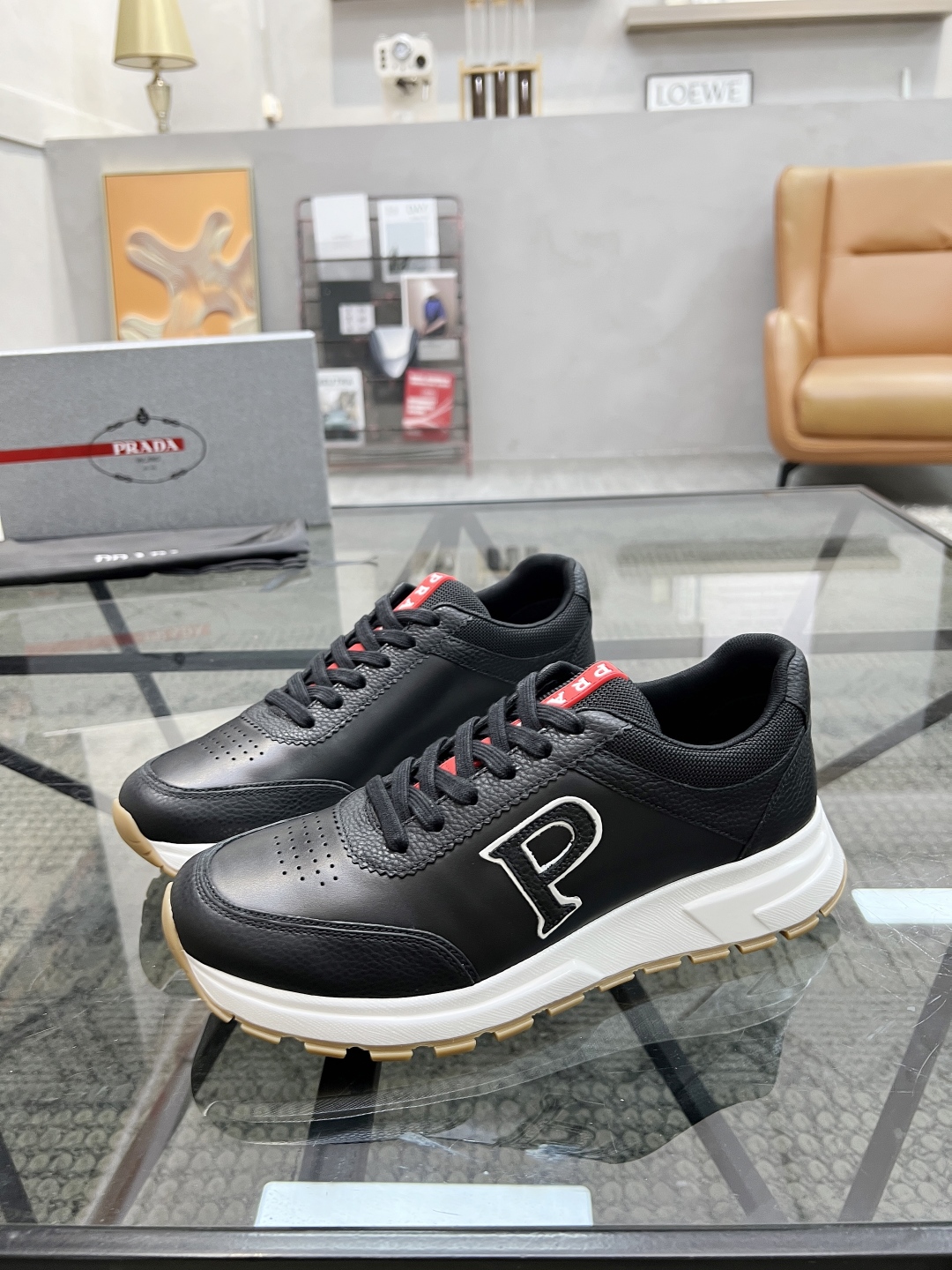  P 🔍顶级代购🇮🇹 普 炸街男神新品来袭，超人气爆款专柜新款，原厂配置意大利进口牛皮面料，高品质复杂拼