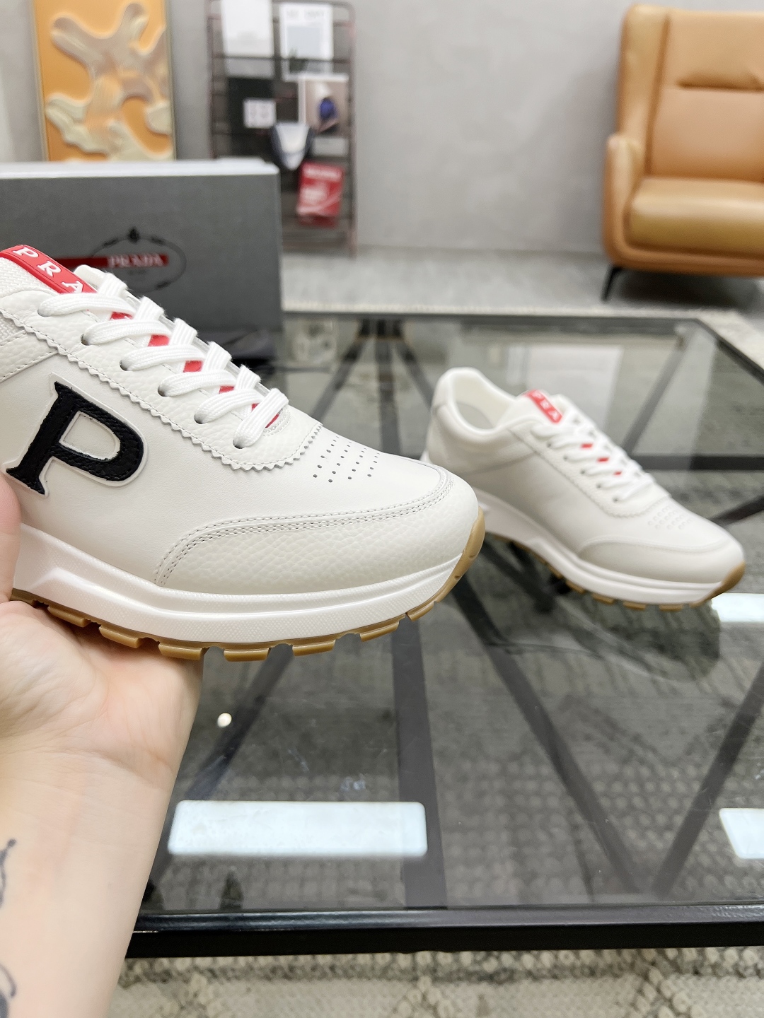 P 🔍顶级代购🇮🇹 普 炸街男神新品来袭，超人气爆款专柜新款，原厂配置意大利进口牛皮面料，高品质复杂拼